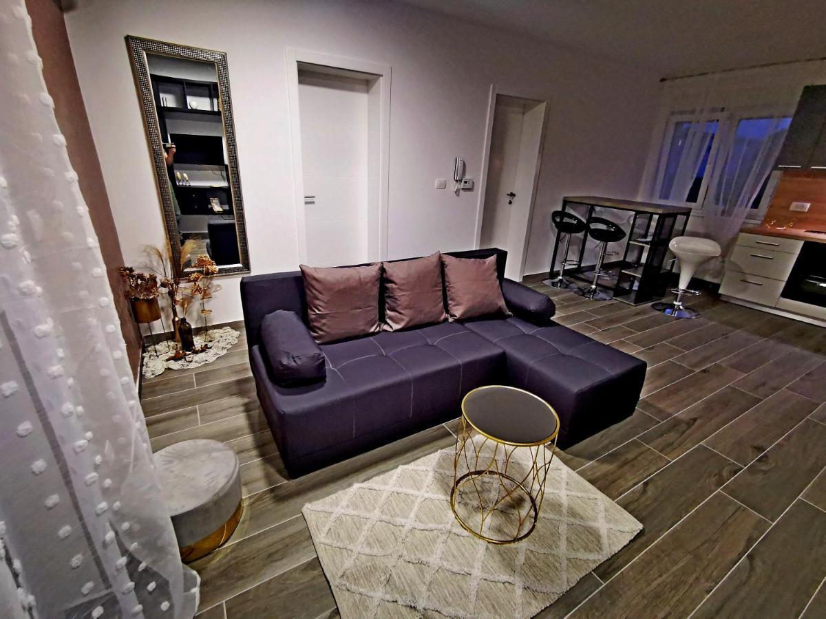 Golden - Self Check In Apartment โอซีเยก ภายนอก รูปภาพ