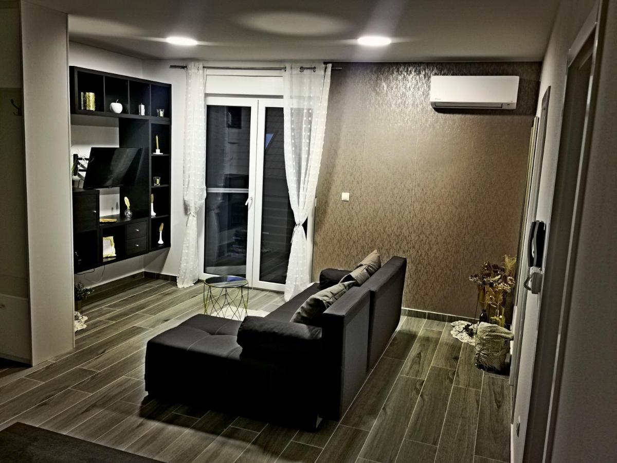Golden - Self Check In Apartment โอซีเยก ภายนอก รูปภาพ